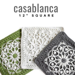 Puede incluir: Tres cuadrados de ganchillo de 30,48 cm en blanco, verde y gris. Cada cuadrado presenta un diseño calado detallado con un motivo floral central. Las palabras "casablanca" y "12" SQUARE" están impresas en la parte superior.