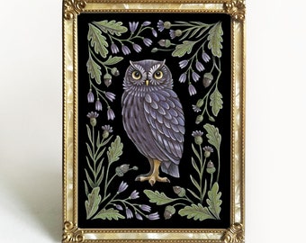 Pode incluir: Uma obra de arte emoldurada com uma ilustração detalhada de uma coruja. A coruja é retratada em tons de cinza e roxo, em um fundo preto com folhagens verdes e flores roxas. A moldura é dourada.