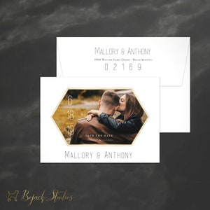 Może przedstawiać: Kartka z zaproszeniem na ślub z złotą sześciokątną ramką wokół zdjęcia pary. Tekst na kartce brzmi "Mallory & Anthony" i "Save the Date" z datą "6 18 19".