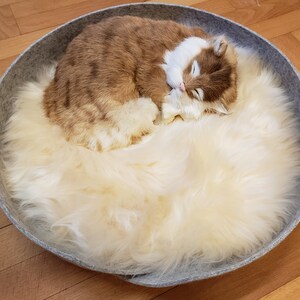 Cat basket made of light gray 100% wool felt with sheepskin approx. 40 cm round image 5