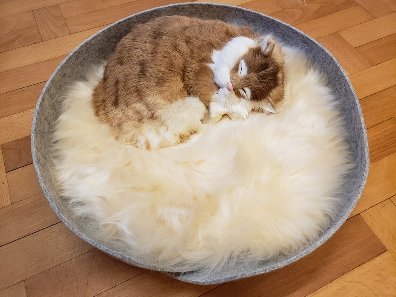 Cat basket made of light gray 100% wool felt with sheepskin approx. 40 cm round image 5