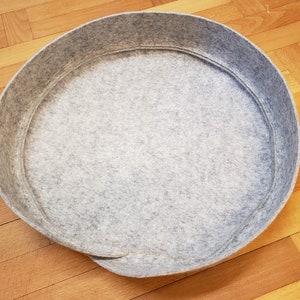 Cat basket made of light gray 100% wool felt with sheepskin approx. 40 cm round image 3