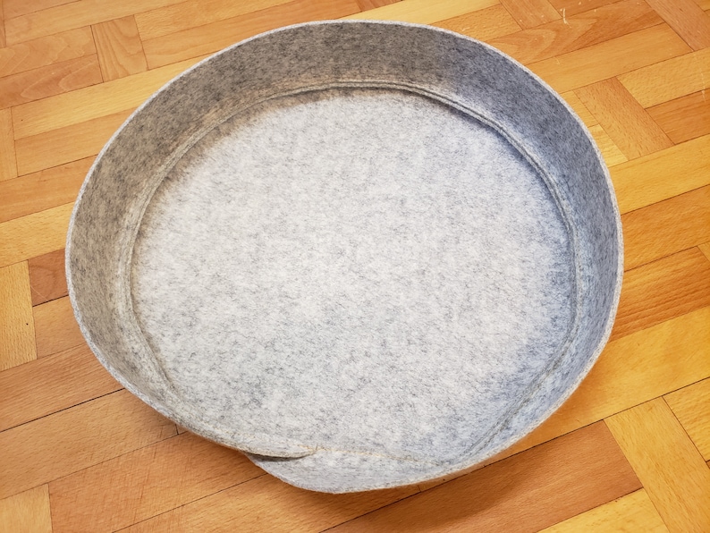 Cat basket made of light gray 100% wool felt with sheepskin approx. 40 cm round image 3