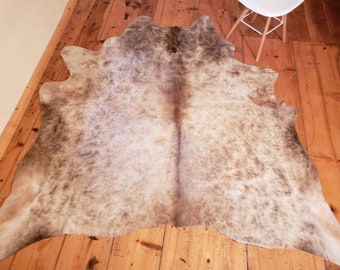 Pelle bovina / pelliccia di toro grigio chiaro / beige Allgäuer Art circa 201 x 200 cm