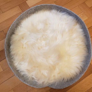Cat basket made of light gray 100% wool felt with sheepskin approx. 40 cm round image 2