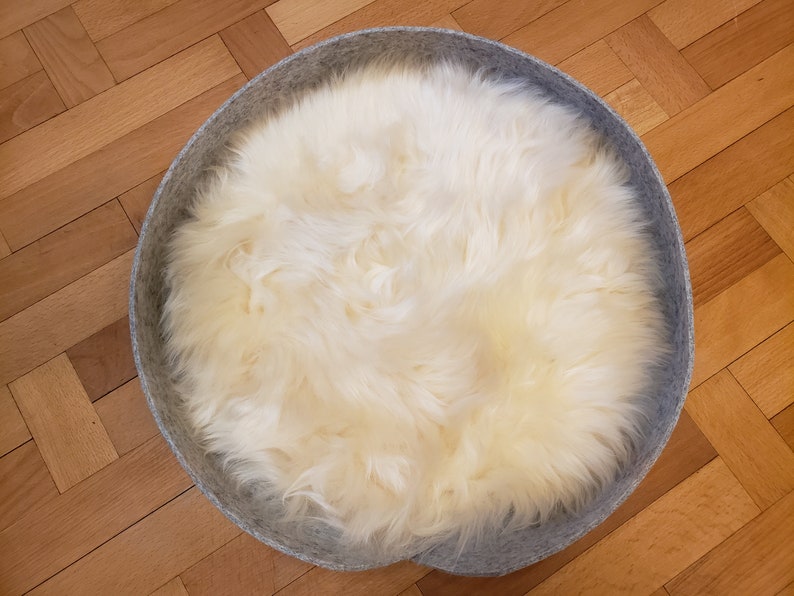 Cat basket made of light gray 100% wool felt with sheepskin approx. 40 cm round image 2