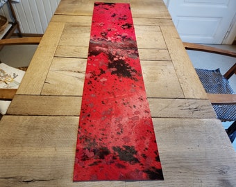 Tischläufer aus echtem Kuhfell schwarz/rot gefleckt mit Leder-Applikation ca. 147cm x 30cm