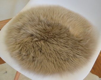 seat cover / pad made out of natural lambskin / sheepskin in the colour taupe (grey/brown) 40cm