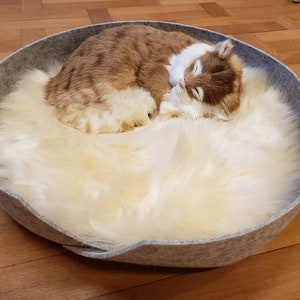 Cat basket made of light gray 100% wool felt with sheepskin approx. 40 cm round image 1