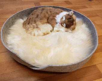 Cat basket made of light gray 100% wool felt with sheepskin approx. 40 cm round