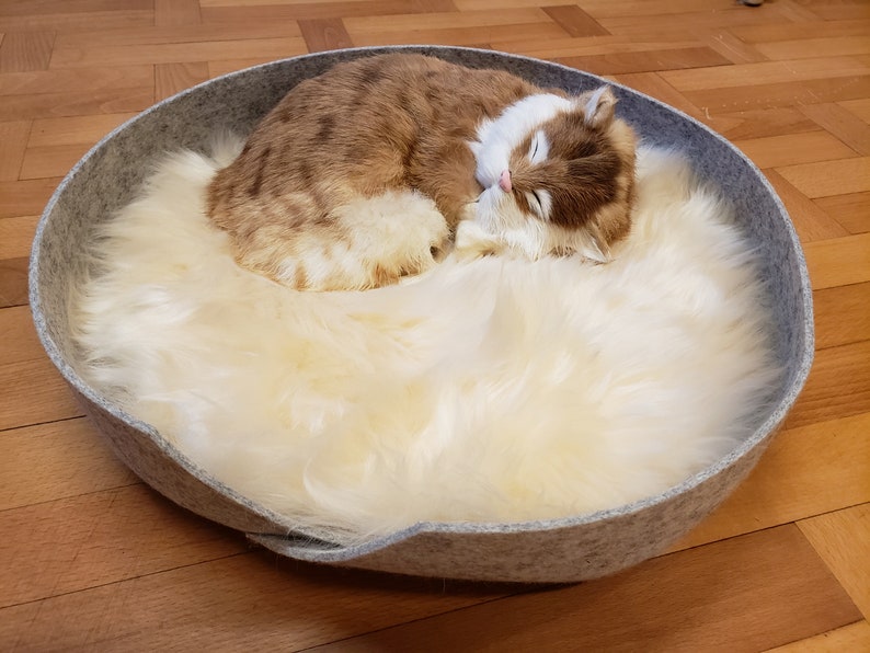 Cat basket made of light gray 100% wool felt with sheepskin approx. 40 cm round image 1