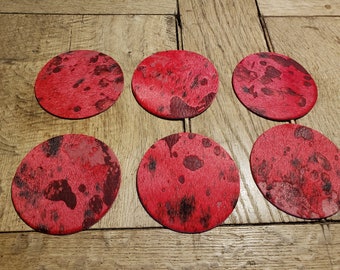 6 Untersetzer aus Kuhfell rot/schwarz gefleckt mit Leder-Applikationen 10cm rund