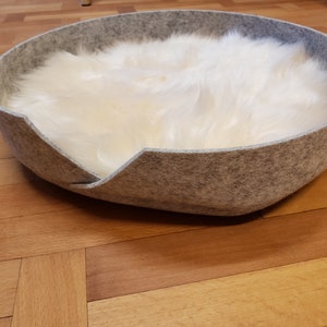 Cat basket made of light gray 100% wool felt with sheepskin approx. 40 cm round image 4