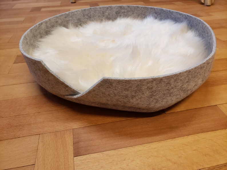 Cat basket made of light gray 100% wool felt with sheepskin approx. 40 cm round image 4