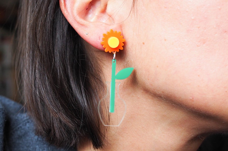 Acrylic daisy earrings, flower in vase dangle earring image 2