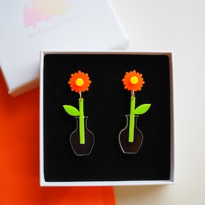 Acrylic daisy earrings, flower in vase dangle earring image 1