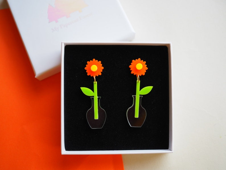 Acrylic daisy earrings, flower in vase dangle earring image 1