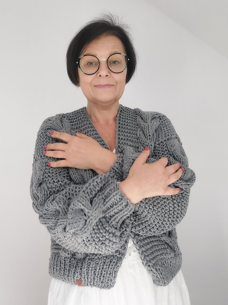 Oversized Chunky Cable Knit Design