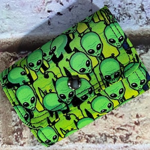 NUEVO* Monedero para tarjetas de crédito con diseño de Little Green Men Alien We Come in Peace