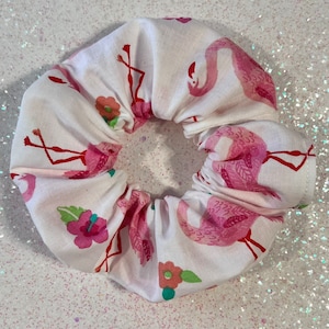 Puede incluir: Scrunchie blanco con estampado de flamencos rosas y flores rojas.