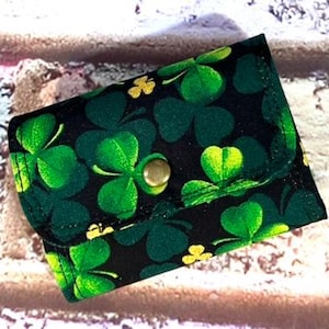 NUEVA* Monedero para tarjetas de crédito con diseño de trébol irlandés verde y dorado de la suerte