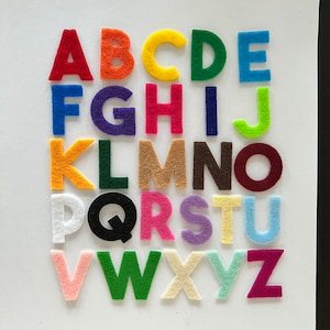 Letras del alfabeto de fieltro adhesivo de 1 1/4" Letras y números de fieltro de 1,25 pulgadas de alto, pegatinas, adornos