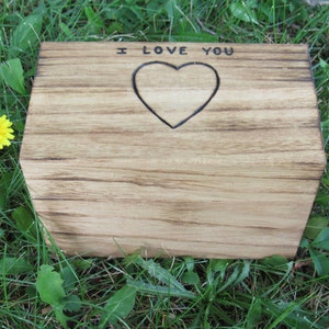 Je t’aime box. Initiales et date. Boîte en bois brûlée au bois. cadeau d’anniversaire d’engagement de mariage. Boîte personnalisée avec tache légère.