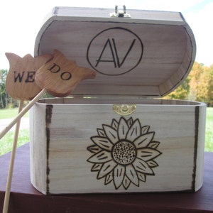 Logotipo de boda y caja de recuerdos de flores
