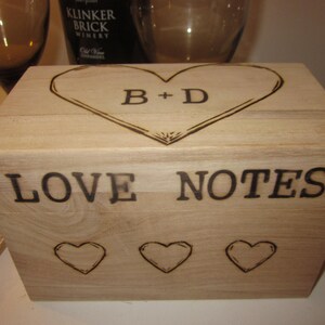 Memoria de boda/caja de notas. Buzón de ceremonia de amor. Además de hacer que sus invitados firmen un libro de visitas, pídales que compartan una pequeña nota o recuerdo.