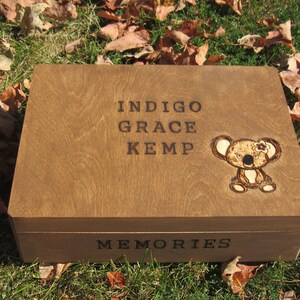 Koala Bear Wood brûlé Prénom Boîte souvenir bébé avec graphique animal Grande boîte 11,5 X 9 X 3,5