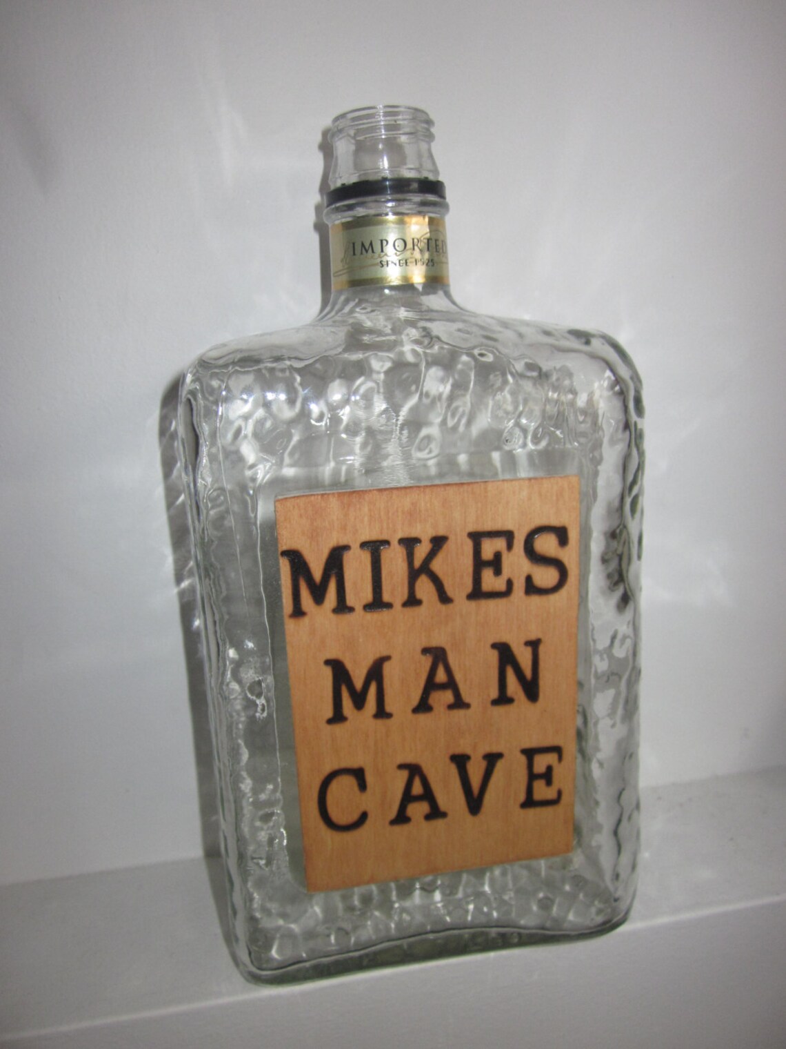 Mann Höhle Zeichen auf Glas Schnapsflasche personalisiert mit | Etsy