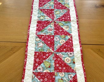 Quilted Christmas Snowflake Candy Cane Pinwheel Table Runner