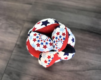 Montessori puzzelbal: katoen met rode, witte en blauwe sterrenprint, babycadeau in Amish-stijl