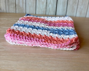 Set van 4 gehaakte vaatdoeken met roze strepen, handgemaakt van katoen en milieuvriendelijk materiaal. Ideaal als cadeau voor een housewarming.