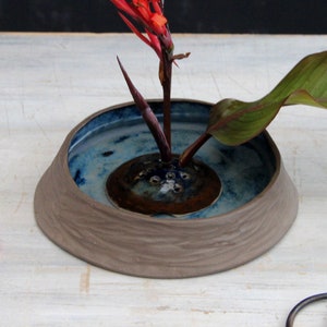 Handcarved ceramic ikebana bowl set, ceramic vase and ceramic frog, floral arrangement, flower bowl, blue and gray ikebana container pot image 2