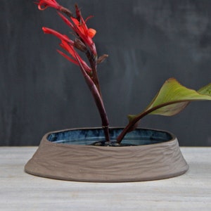 Handcarved ceramic ikebana bowl set, ceramic vase and ceramic frog, floral arrangement, flower bowl, blue and gray ikebana container pot image 1
