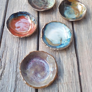 Ambachtelijke geglazuurde keramische sieradenkom: kleurrijk aardewerk trinketschaaltje