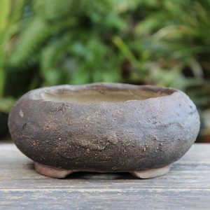 Rund oglaserad brun keramisk bonsaicruka: Rustik lerfotad suckulentkruka