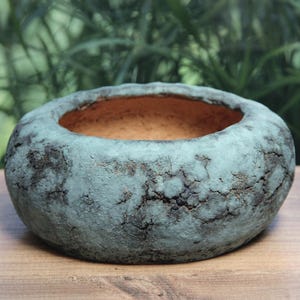 Rustieke, getextureerde matte groenblauwe plantenbak pot