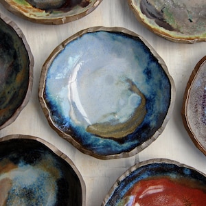 Kunstgeglazuurde keramische sieradenkom: kleurrijk aardewerk trinketschaaltje