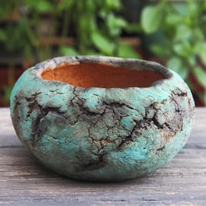 Keramische blauwe plantenbak met craquelé textuur: succulente pot van rustieke turkoois zwarte klei