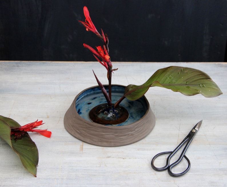 Handcarved ceramic ikebana bowl set, ceramic vase and ceramic frog, floral arrangement, flower bowl, blue and gray ikebana container pot image 2