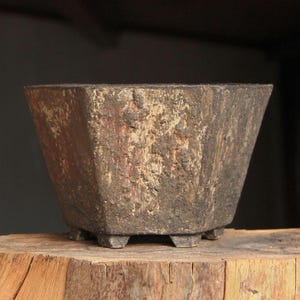 Sześciokątna brązowa, nieszkliwiona gliniana doniczka do bonsai: rustykalna, teksturowana doniczka wielokątna