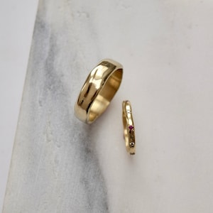Herren breiter Ehering, Natur Herrenring, Herren flaches Band, Herren Gold strukturierter Ring, Herrengold Ehering