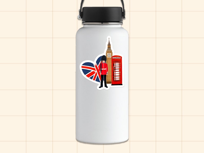 Op de afbeelding: Een witte waterfles met een sticker met Britse symbolen. De sticker toont een hartvormige Union Jack-vlag, een rode telefooncel, Big Ben en een koninklijke garde in een rood uniform.