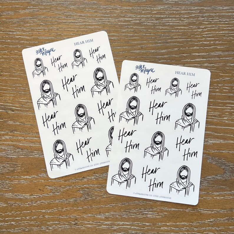 Peut inclure: Deux feuilles de papier autocollant blanc avec des illustrations en noir et blanc d'une personne avec le texte "Hear Him" r&eacute;p&eacute;t&eacute; sur chaque feuille.