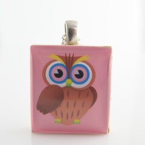 Ciondolo gufo, collana gufo, collana gufo rosa tenue, ciondolo gufo con tessere dello Scrabble riciclate, grazioso ciondolo gufo
