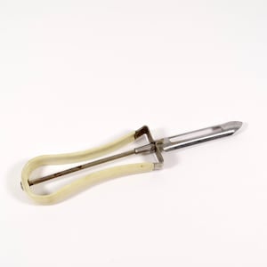 Vintage Vegetable Peeler Coated Handles Vintage Potato Peeler - Carrot Peeler - Kitchen Gadget - Floating Blade Peeler