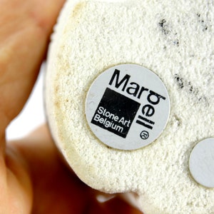Peut inclure: Figurines en marbre blanc avec une &eacute;tiquette noire et blanche indiquant "Marbell Stone Art Belgium".