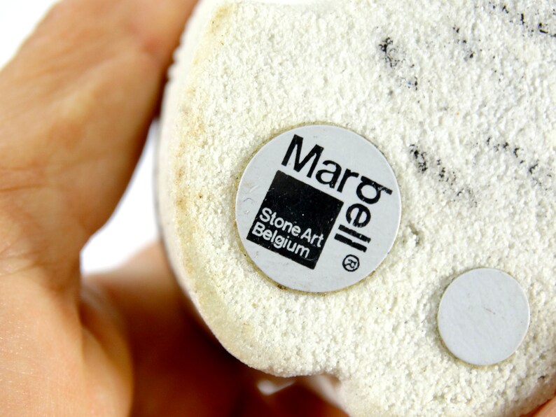 Peut inclure: Figurines en marbre blanc avec une &eacute;tiquette noire et blanche indiquant "Marbell Stone Art Belgium".